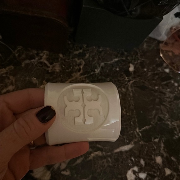Tory burch white cuff bracelet - Picture 2 of 3